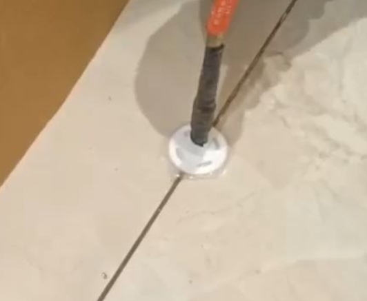 吕梁瓷砖空鼓维修公司专业解答瓷砖在铺贴过程中，如果没有涂抹均匀到位的粘结材料（如水泥砂浆或瓷砖胶），可能会导致以下问题