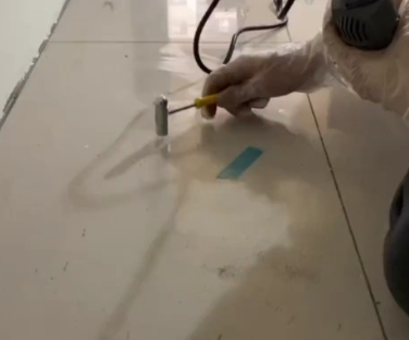 吕梁瓷砖开裂维修公司专业分享瓷砖在铺贴前如果没有沥干水分，将会导致以下问题